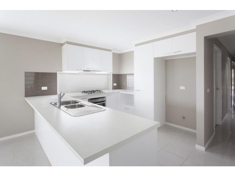 11 Flora Grove, Kurunjang VIC 3337