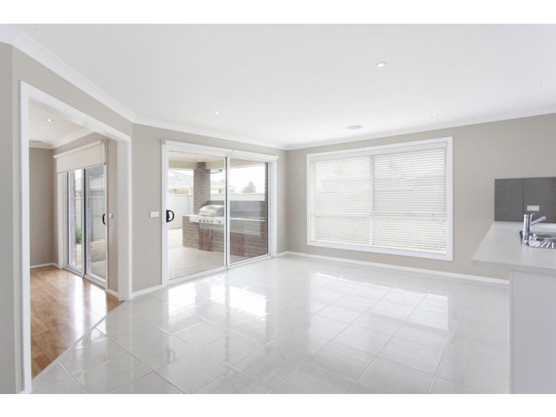 11 Flora Grove, Kurunjang VIC 3337