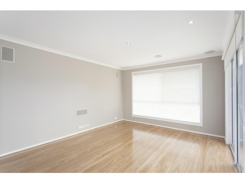 11 Flora Grove, Kurunjang VIC 3337