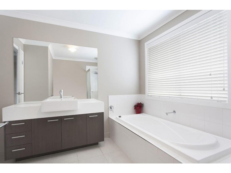 11 Flora Grove, Kurunjang VIC 3337