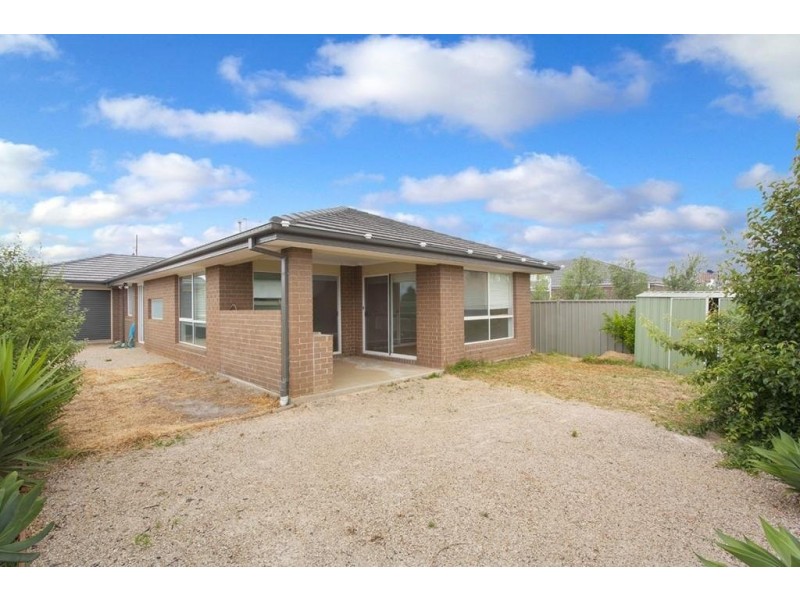 11 Flora Grove, Kurunjang VIC 3337