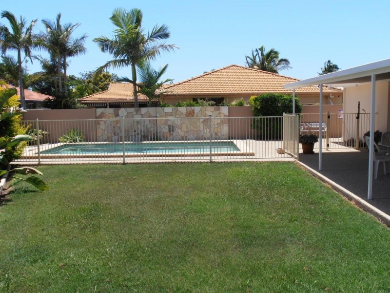 18 Christa Way, Benowa Waters QLD 4217