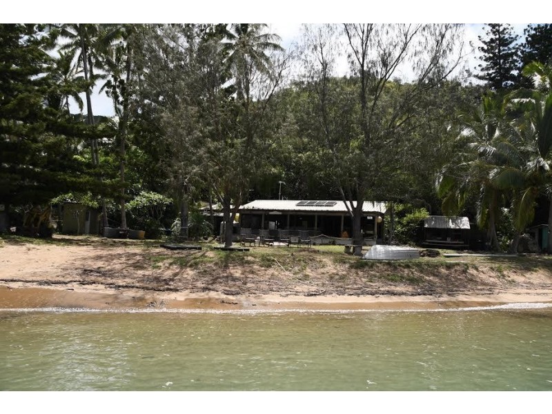 ** St. Bees Island, Whitsundays QLD 4802