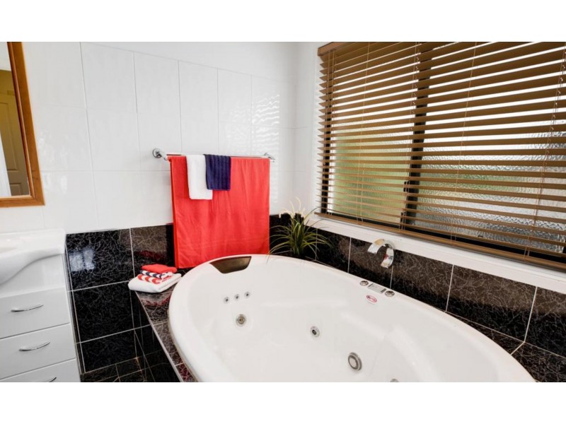 1 Cliftonville Place, Redland Bay QLD 4165