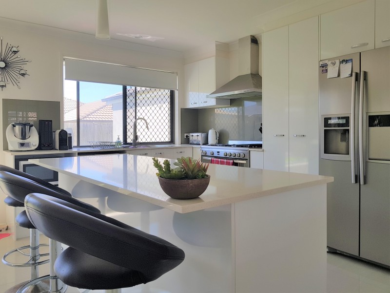 8 Leopard Place, Redland Bay QLD 4165