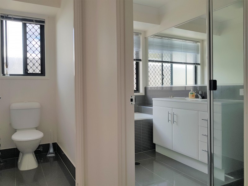 8 Leopard Place, Redland Bay QLD 4165