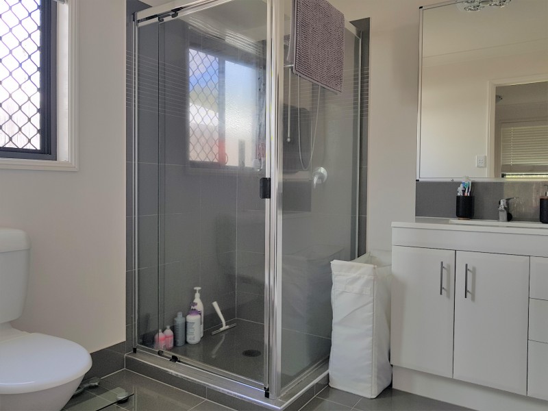 8 Leopard Place, Redland Bay QLD 4165