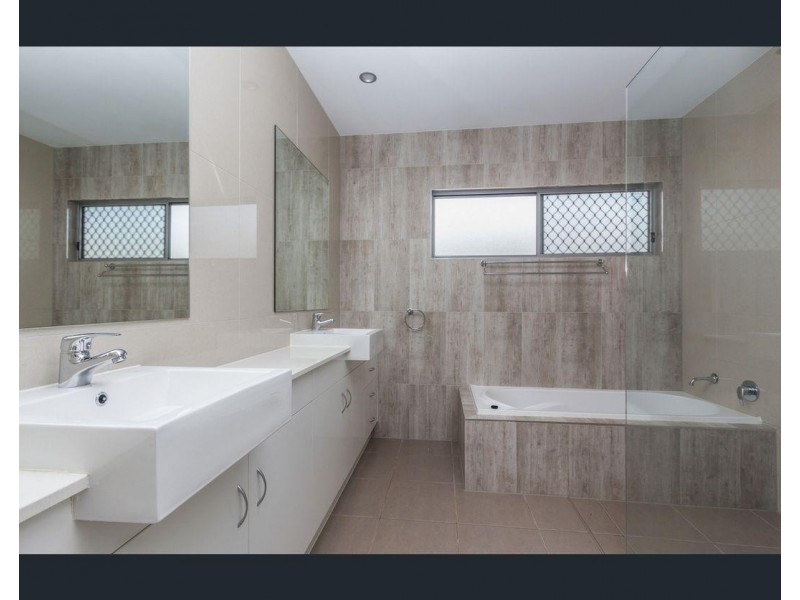 87 Bankswood Drive, Redland Bay QLD 4165