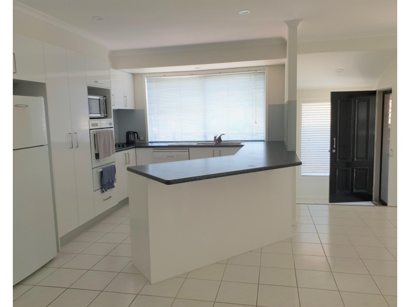 11 Casseopeia Place, Wynnum QLD 4178