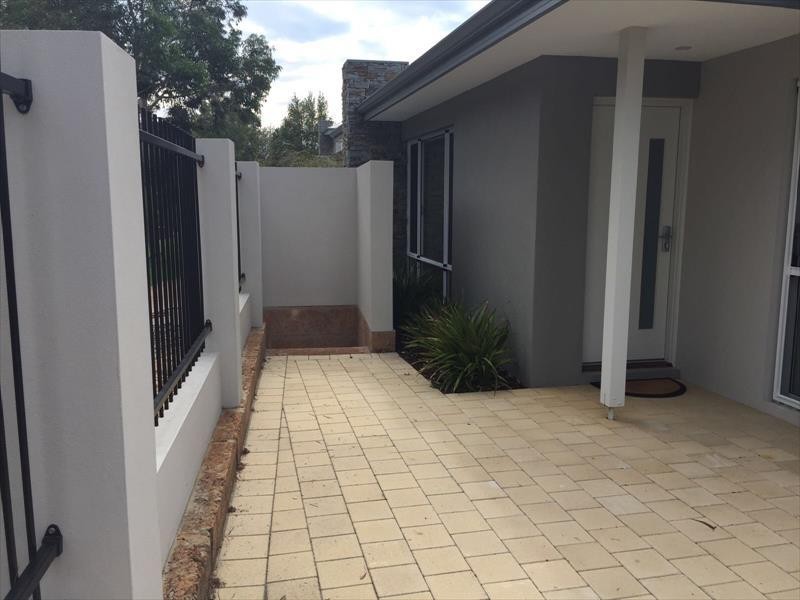 1/2 Horsham Cres, Harrisdale WA 6112