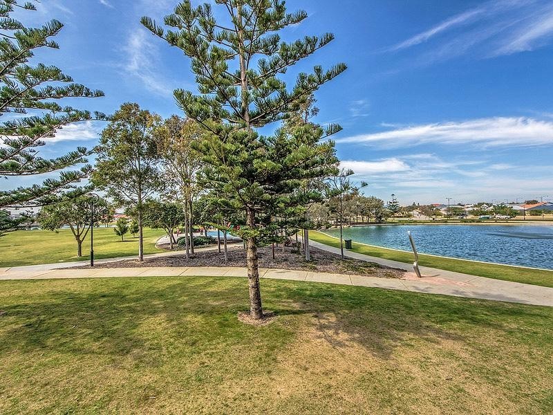 2/4 Burnley Way, Butler WA 6036