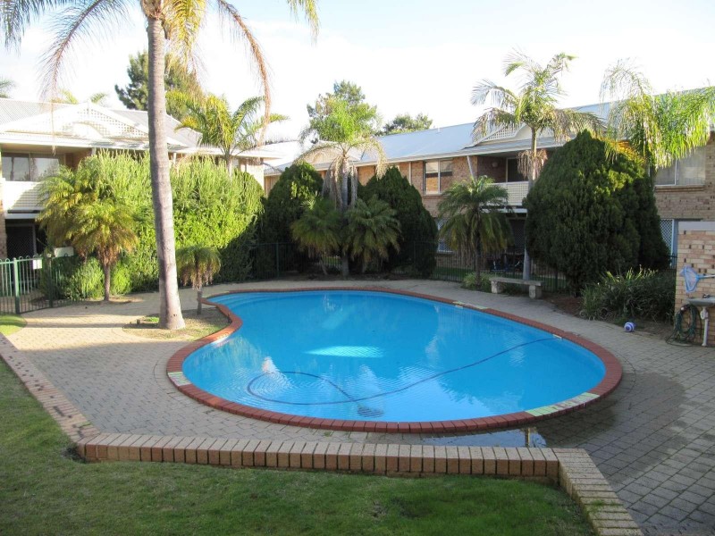 14/2 Pinewood Avenue, Kardinya WA 6163