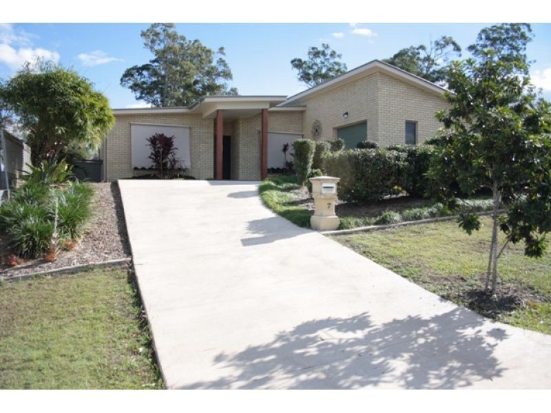7 Suncrest Court, Southside QLD 4570