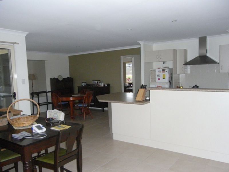4 Oxley Court, Southside QLD 4570