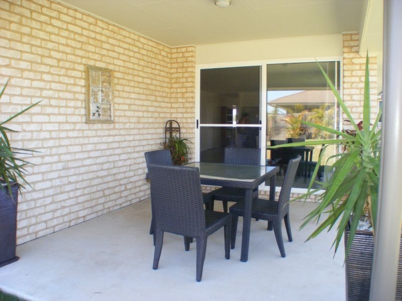 8 Principal Place, Jones Hill QLD 4570