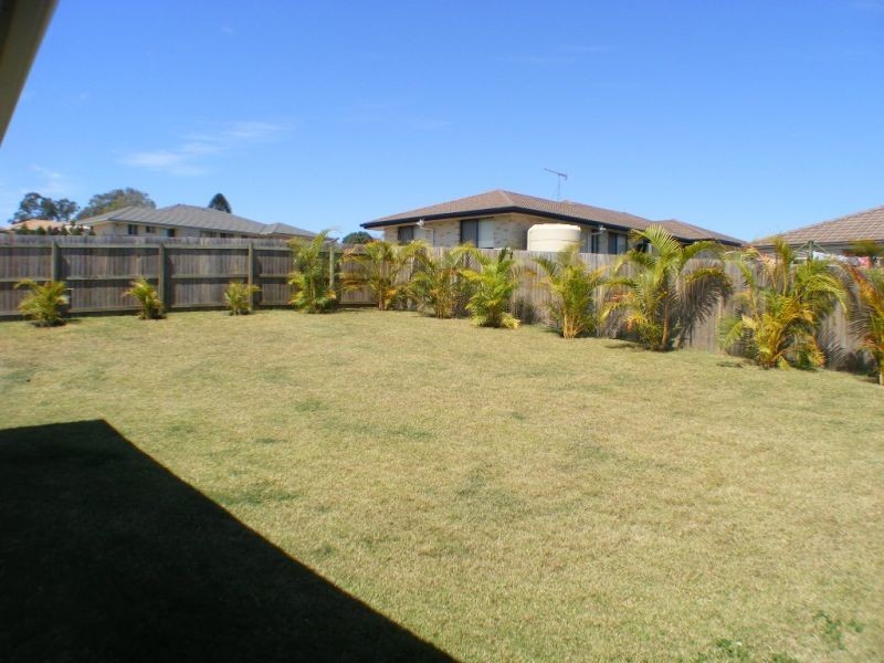 8 Principal Place, Jones Hill QLD 4570
