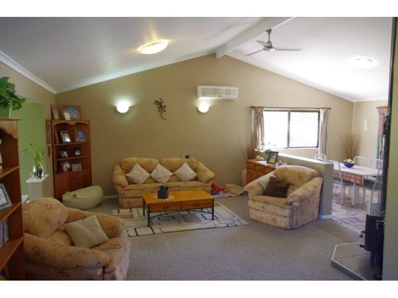 4 Emerald Drive, Southside QLD 4570