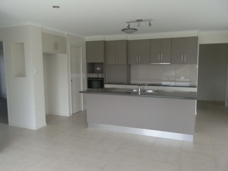 6 Eagle hawk Drive, Southside QLD 4570