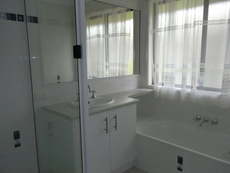 4 Principal Place, Jones Hill QLD 4570