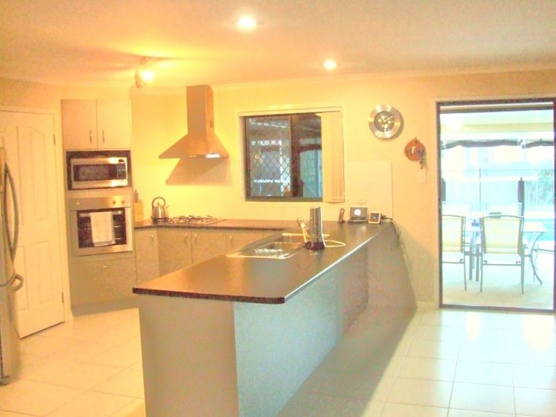 5 Moreton Court, Southside QLD 4570