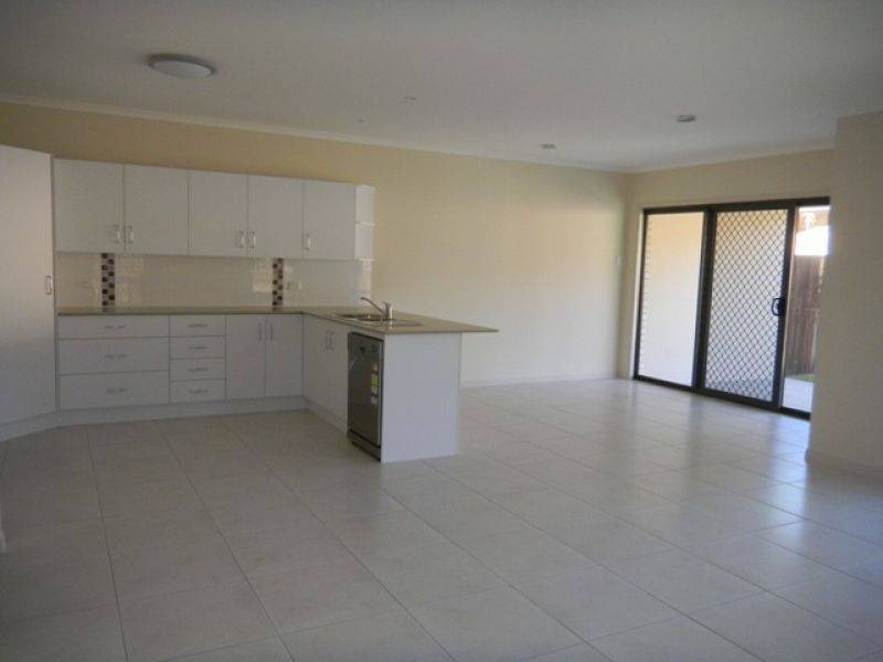 2, 7 Rocklea Drive, Southside QLD 4570