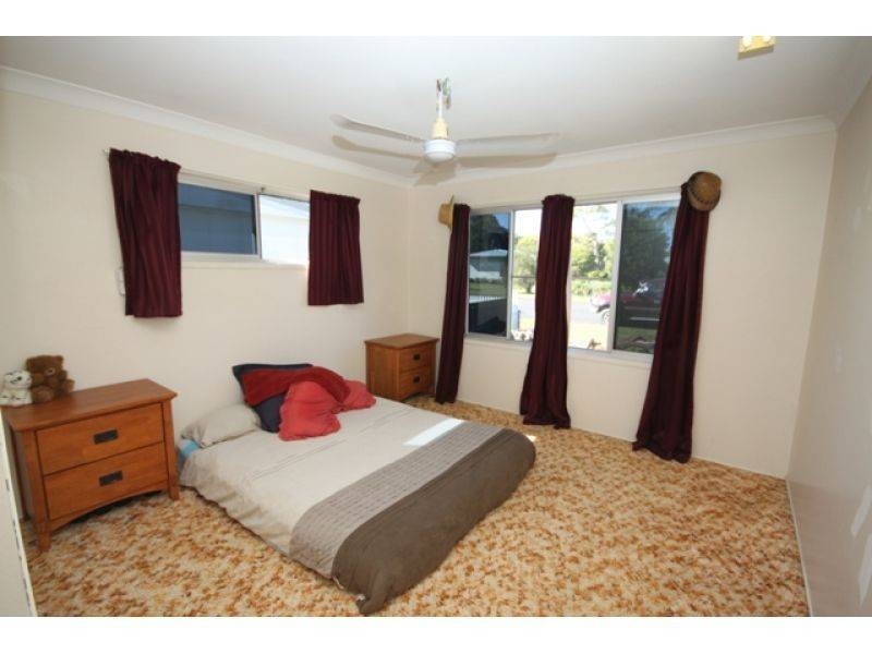18 Eugene Street, Southside QLD 4570