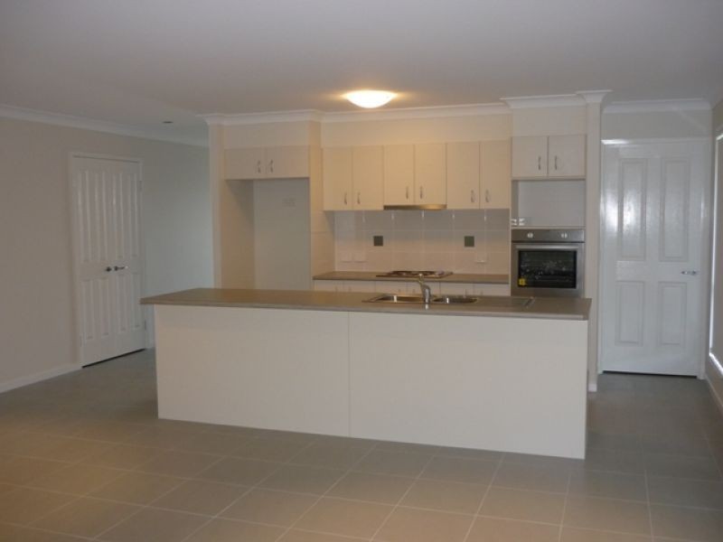 8 Principal Place, Jones Hill QLD 4570