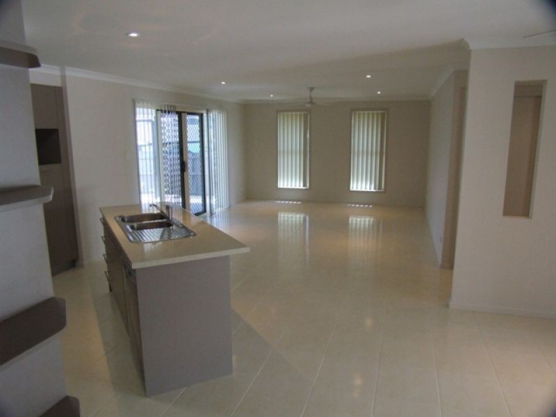 9 Decker Place, Southside QLD 4570