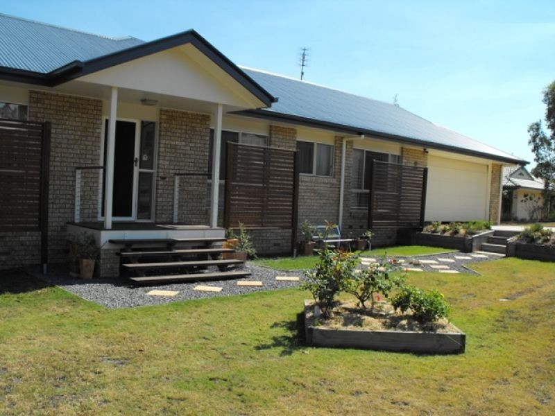 8 Deakin Court, Southside QLD 4570