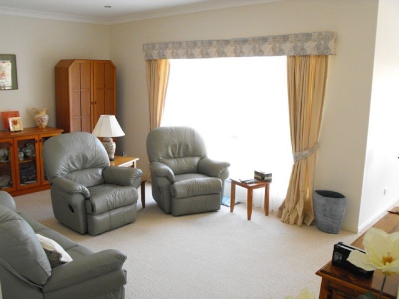 8 Deakin Court, Southside QLD 4570