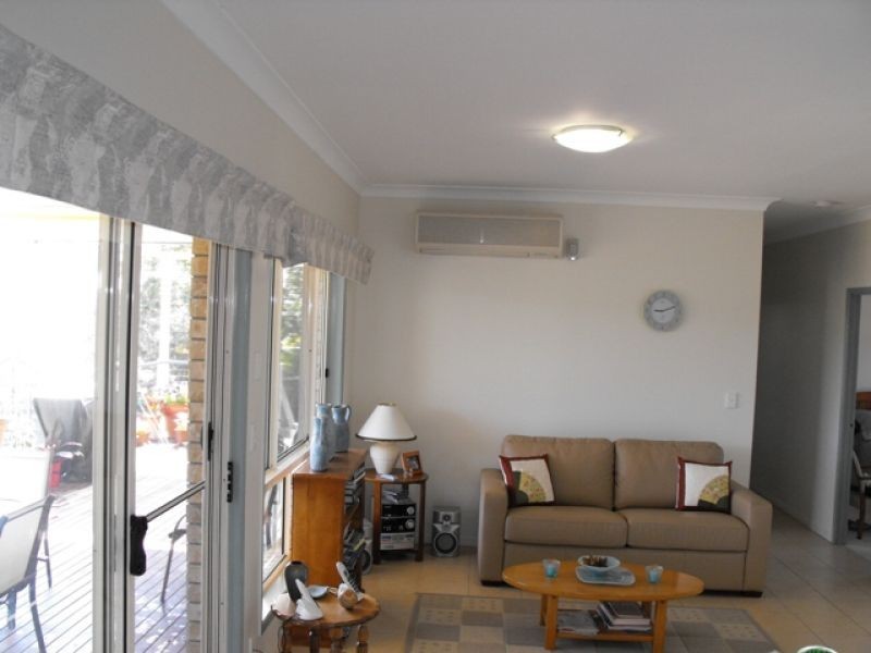 8 Deakin Court, Southside QLD 4570