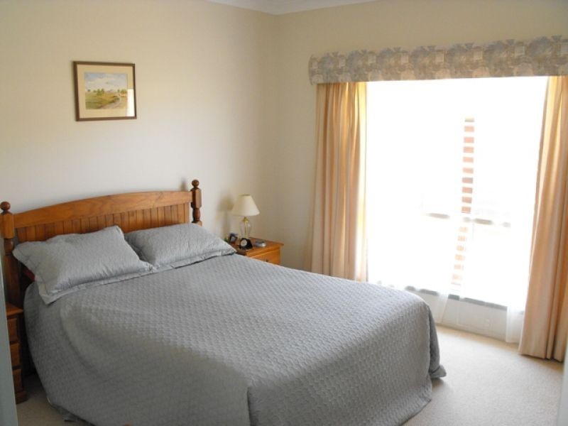 8 Deakin Court, Southside QLD 4570