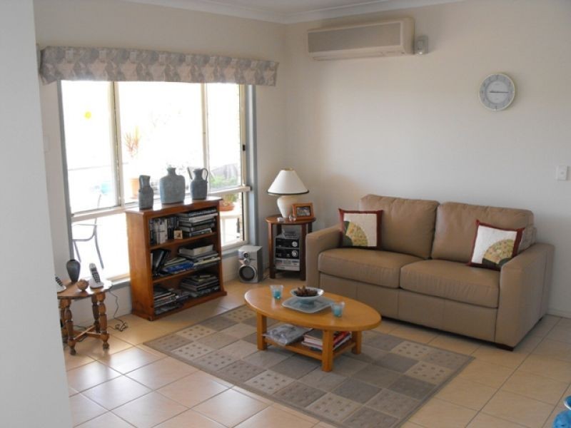 8 Deakin Court, Southside QLD 4570