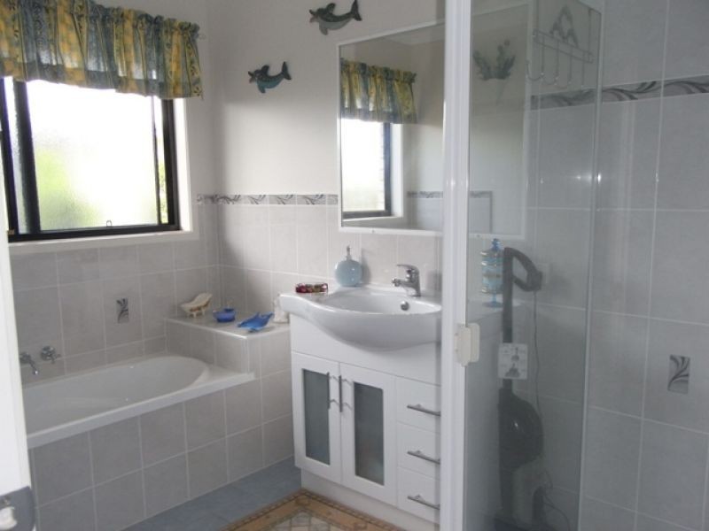 12 Suncrest Court, Southside QLD 4570