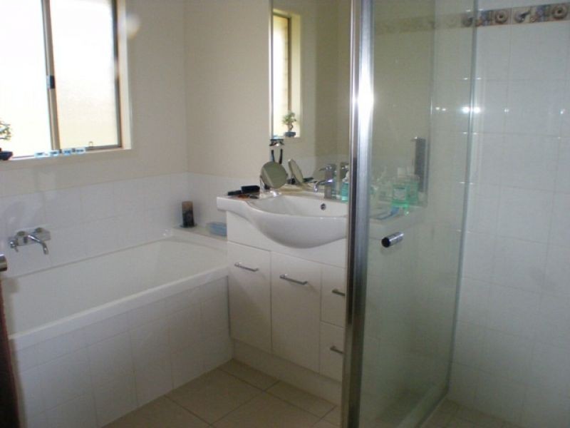 5B Vista Close, Southside QLD 4570