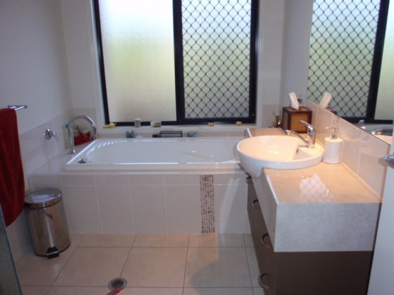 6 Moreton Court, Southside QLD 4570
