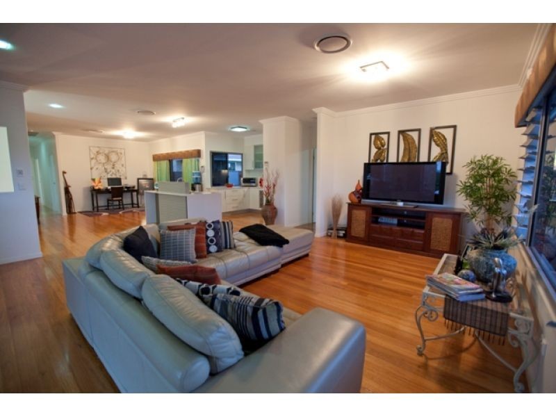 2 Pinnacle Court, Jones Hill QLD 4570