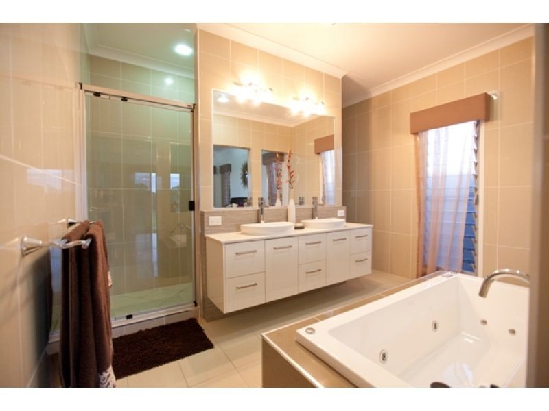 2 Pinnacle Court, Jones Hill QLD 4570