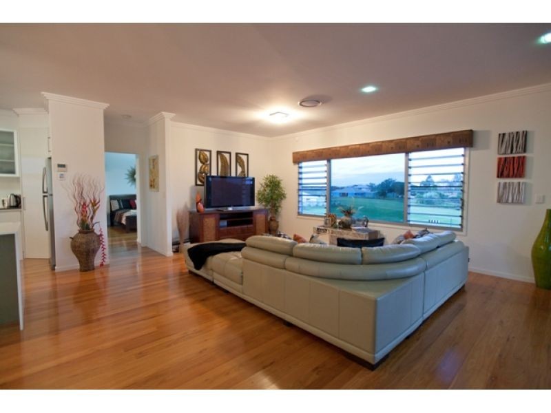 2 Pinnacle Court, Jones Hill QLD 4570