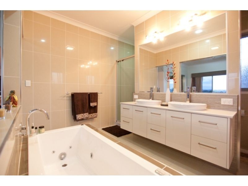 2 Pinnacle Court, Jones Hill QLD 4570
