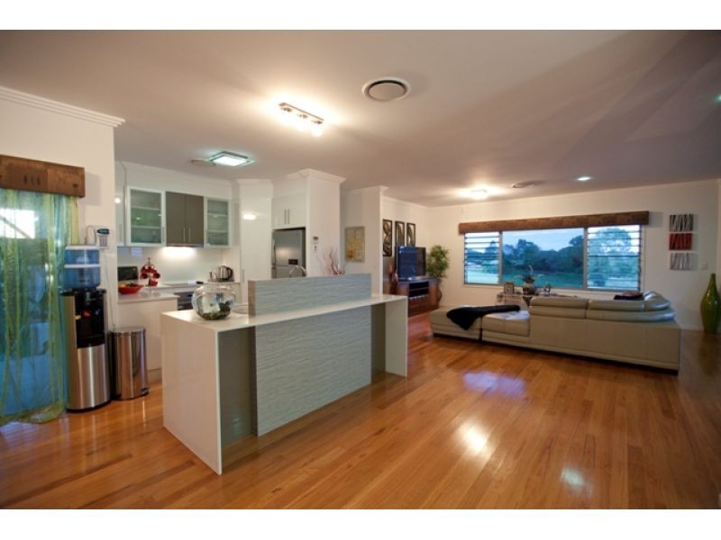 2 Pinnacle Court, Jones Hill QLD 4570