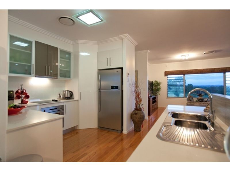 2 Pinnacle Court, Jones Hill QLD 4570