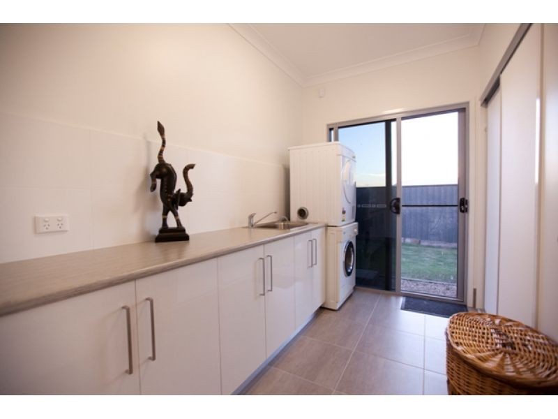 2 Pinnacle Court, Jones Hill QLD 4570