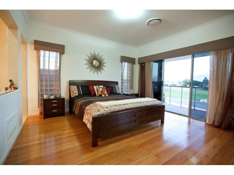 2 Pinnacle Court, Jones Hill QLD 4570