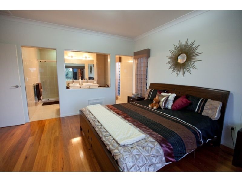2 Pinnacle Court, Jones Hill QLD 4570