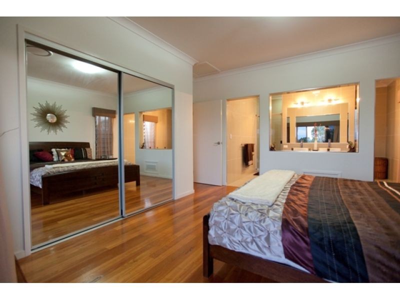 2 Pinnacle Court, Jones Hill QLD 4570