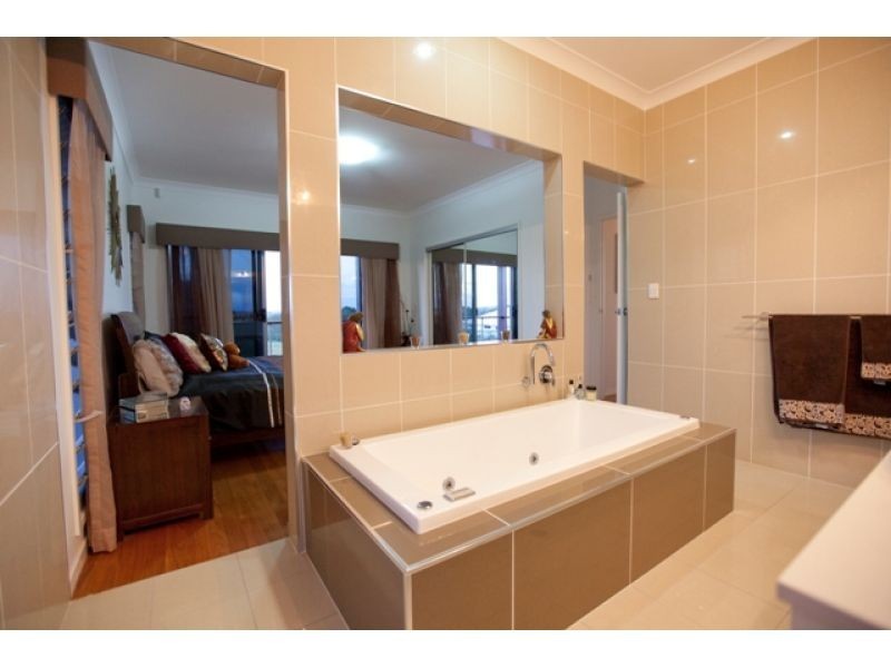 2 Pinnacle Court, Jones Hill QLD 4570