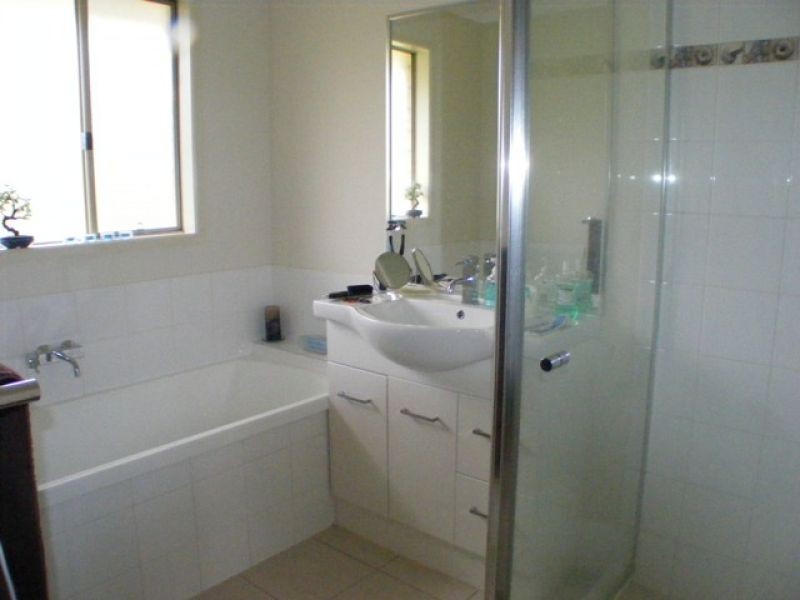 5b Vista Close, Southside QLD 4570