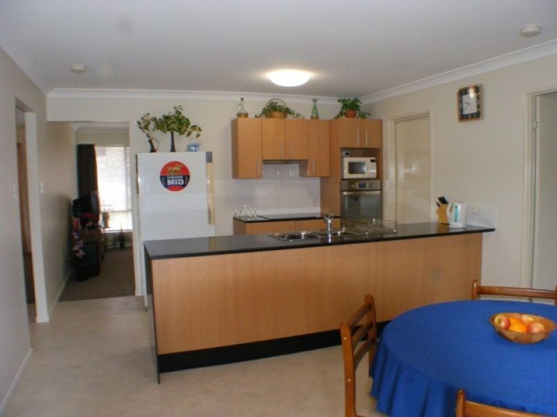 5b Vista Close, Southside QLD 4570