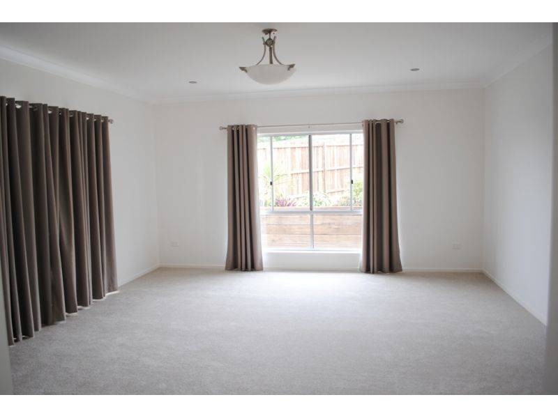 4 Diamond Court, Southside QLD 4570